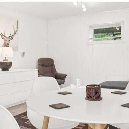 Lovely 1 Bedroom Downstairs Condo With Free Parking Place Svolvaer Exterior photo
