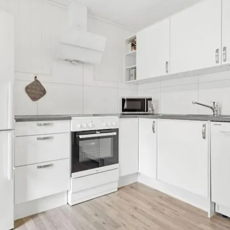 Lovely 1 Bedroom Downstairs Condo With Free Parking Place Svolvaer Exterior photo