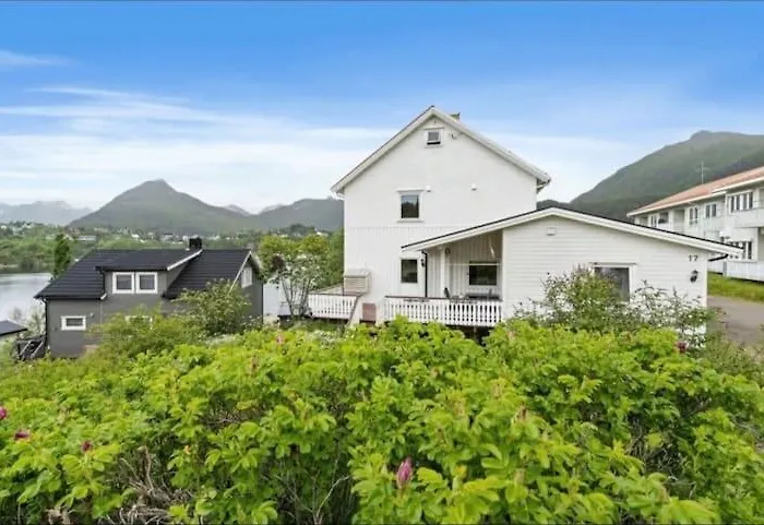 Lovely 1 Bedroom Downstairs Condo With Free Parking Place